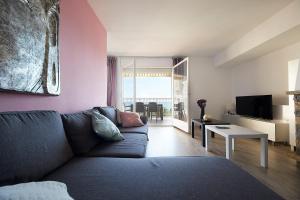 - un salon avec un canapé et une télévision dans l'établissement La Marina, à Malgrat de Mar