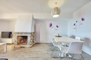 une salle à manger avec une cheminée, une table et des chaises dans l'établissement La Marina, à Malgrat de Mar