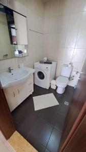 baño con lavabo y espejo en Street C apartment nr 1 en Pristina
