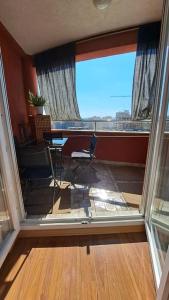 Camera con finestra e scrivania con sedia. di Street C apartment nr 1 a Pristina