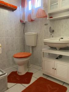 uma casa de banho com um WC e um lavatório em Ferienwohung Marina em Großwoltersdorf