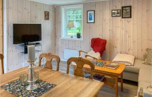 salon ze stołem, kanapą i telewizorem w obiekcie 2 Bedroom Gorgeous Home In Eresfjord w mieście Nauste