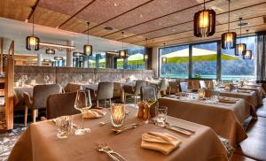 a dining room with tables and chairs and tablesktop at haldensee - Naturerlebnis und Wellnesshotel in Nesselwängle