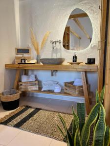 bagno con lavandino e specchio di Spongia Apartments Kalymnos a Calimno (Kalymnos)