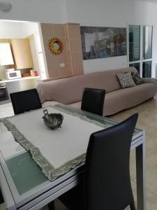 a dining room table with a cat sitting on top of it at Panoramico, in villa, grande, con ampie terrazze in Caulonia Marina