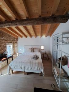 1 dormitorio con cama y techo de madera en La Corte 22, en Caprino Veronese