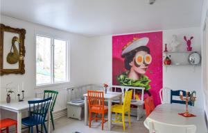 une salle à manger avec une table et des chaises colorées dans l'établissement Nice Home In Orrefors With Jacuzzi, à Orrefors