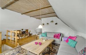 - un salon avec un canapé et une table dans l'établissement Stunning Home In Ulfborg With Kitchen, à Ulfborg