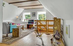 - un salon avec un lit et un canapé dans l'établissement Stunning Home In Ulfborg With Kitchen, à Ulfborg