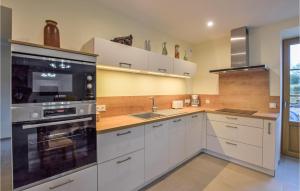 Η κουζίνα ή μικρή κουζίνα στο Gorgeous Home In Fierville-Les-Mines