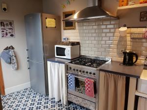 Il comprend une cuisine équipée d'une cuisinière et d'un four micro-ondes. dans l'établissement Ypres Ramparts House, à Ypres