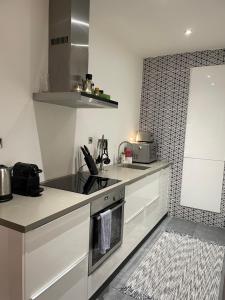 een keuken met een wastafel en een fornuis top oven bij the flat with the heart in Londen