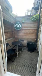 een tafel en stoelen voor een startbord bij the flat with the heart in Londen