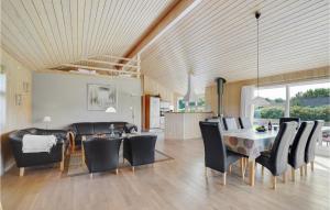 jadalnia i kuchnia ze stołem i krzesłami w obiekcie Nice Home In Hovborg With Sauna w mieście Hovborg