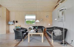 TV a/nebo společenská místnost v ubytování Nice Home In Hovborg With Sauna