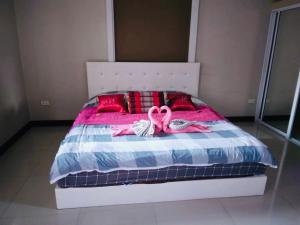 Ban Pa LanにあるPreme Apartment @maejoのベッドルーム1室(ピンクのリボン2本のベッド1台付)