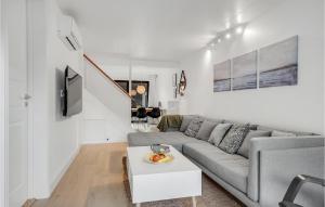 sala de estar con sofá y mesa en Amazing Apartment In Blokhus With Wifi, en Blokhus