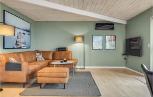 Μια τηλεόραση ή/και κέντρο ψυχαγωγίας στο Lovely Home In Ebeltoft With Wifi