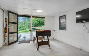 Μια τηλεόραση ή/και κέντρο ψυχαγωγίας στο Lovely Home In Ebeltoft With Wifi
