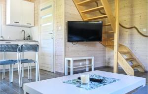 een woonkamer met een tafel en een tv aan de muur bij Beautiful Home In Rewal With Wifi in Rewal