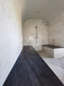 ein Zimmer mit einer Steinmauer und einem Kreuz an der Wand in der Unterkunft Monte da Pechincha in Estremoz