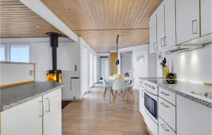 Kuchyň nebo kuchyňský kout v ubytování Stunning Home In Faaborg With Kitchen