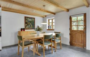 uma sala de jantar com uma mesa de madeira e cadeiras em 2 Bedroom Stunning Apartment In Aabenraa em Aabenraa
