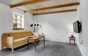 ein Wohnzimmer mit einem Sofa und einem Tisch in der Unterkunft 2 Bedroom Stunning Apartment In Aabenraa in Aabenraa