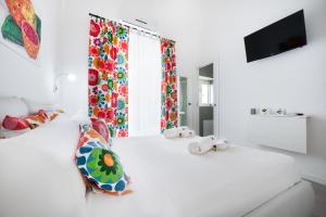 ein weißes Zimmer mit einem Bett und einem Fenster in der Unterkunft Room & Breakfast Zero in Palermo