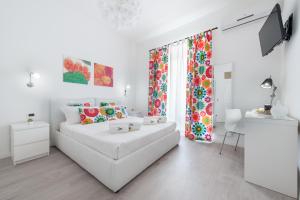 ein weißes Wohnzimmer mit einem weißen Sofa und einem Fenster in der Unterkunft Room & Breakfast Zero in Palermo