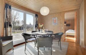 Katil atau katil-katil dalam bilik di Beautiful Home In Ebeltoft With Kitchen +18 gambar