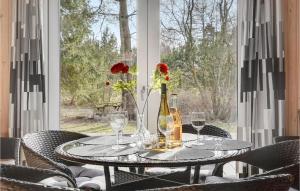 Minuman di Beautiful Home In Ebeltoft With Kitchen