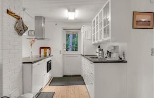 Kuchyň nebo kuchyňský kout v ubytování Gorgeous Home In Nexø With Kitchen