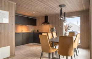 cocina y comedor con mesa y sillas en 4 Bedroom Lovely Home In stby, en Østby