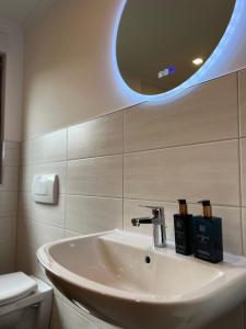 a bathroom with a sink and a mirror at Ferienhaus in absoluter Seenähe für 4 Personen in Arendsee