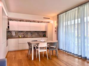 A kitchen or kitchenette at Due Lune Home