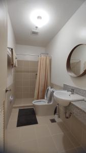 Ένα μπάνιο στο Infina Towers affordable staycation and spacious 2BR condo Quezon City