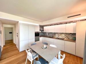 A kitchen or kitchenette at Due Lune Home