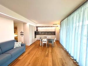 A seating area at Due Lune Home