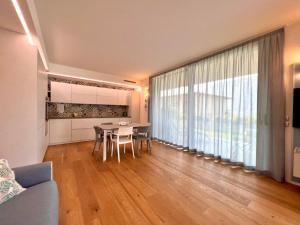 A seating area at Due Lune Home