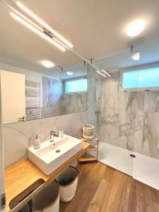 A bathroom at Due Lune Home