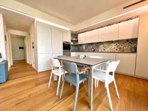 A kitchen or kitchenette at Due Lune Home