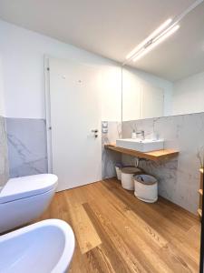 A bathroom at Due Lune Home