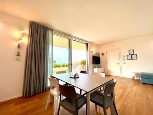 A television and/or entertainment centre at Due Lune Home