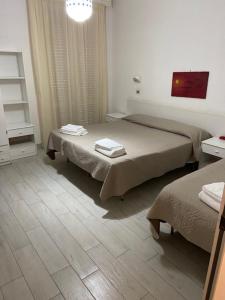 Pokój hotelowy z 2 łóżkami i lustrem w obiekcie Hotel Primula w mieście Lido di Savio