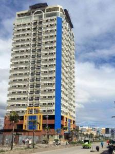 um edifício alto com uma risca azul em Unit Near SM City,Gaisano Mall of Cebu,Robinsons Galleria em Cebu