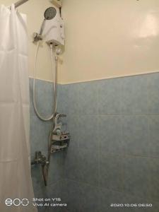 um chuveiro na casa de banho com uma cortina de chuveiro em Unit Near SM City,Gaisano Mall of Cebu,Robinsons Galleria em Cebu