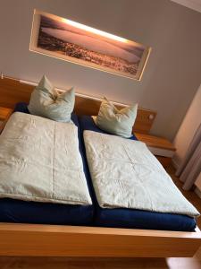 twee bedden naast elkaar in een slaapkamer bij Ferienhaus in absoluter Seenähe für 4 Personen in Arendsee