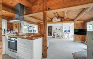 Η κουζίνα ή μικρή κουζίνα στο Stunning Home In Skibby With Wifi