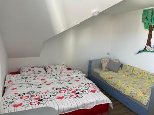 Rúm í herbergi á Delfin apartment